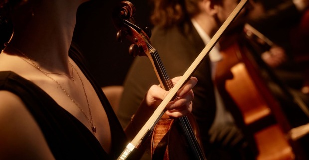 Violinistin mit ihrer Geige auf einer Bühne