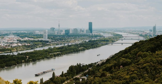 Donauinsel und Alte Donau in Wien mit Blick auf die Donau und Skyline – beliebte Orte zum Baden in Wien/ Baden in Wien boomt