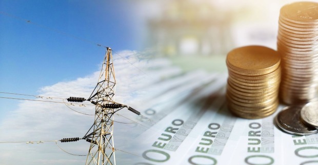 Strommast vor blauem Himmel neben Euro-Geldscheinen und Münzen symbolisiert neue EVN Tarife und sinkende Stromkosten in Österreich