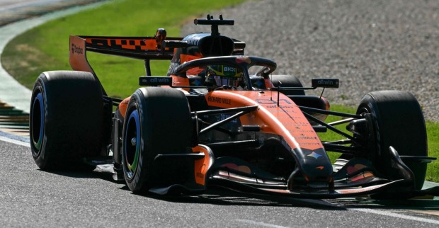 Oscar Piastri im McLaren-Boliden auf dem Albert Park Circuit während des F1 Trainings in Melbourne.
