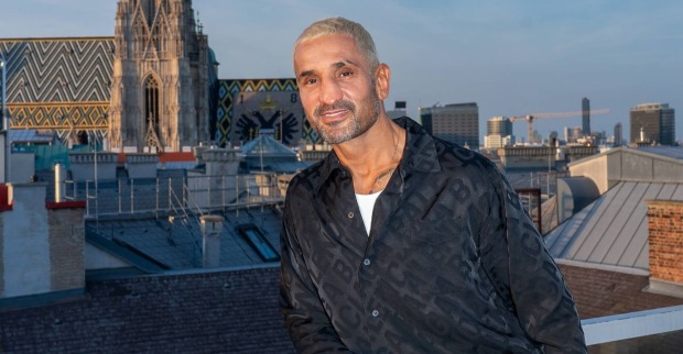 Fadi Merza in Wien vor Stephansdom kurz vor seinem Boxkampf nach Auto-Unfall