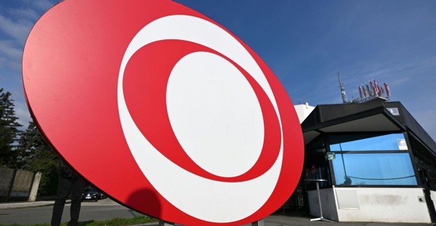 ORF Logo vor dem Gebäude am Küniglberg in Wien im Zusammenhang mit der Veröffentlichung der Weißmann Chats und der Diskussion um Medienfreiheit