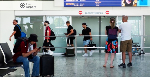 Ankunftshalle im Flughafen Linz