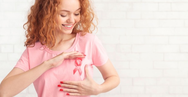Frau mit rosa Schleife auf dem T-Shirt als Symbol für Brustkrebsbewusstsein