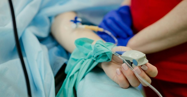 Alina Süggeler im Krankenhaus nach Hirnblutung – Patientin mit Infusion am Arm während medizinischer Behandlung