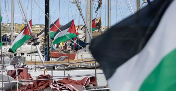 Boote der Gaza Freedom Flotilla mit palästinensischen Flaggen im Hafen vor geplanter Hilfsmission nach Gaza