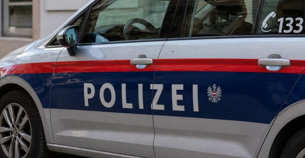 Polizeiauto in Österreich im Einsatz nach E-Mail-Betrug mit gefälschter Rechnung in Kärnten