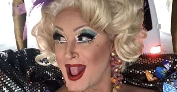Gigi La Pajette, Dragqueen aus Salzburg, mit blondem Styling, auffälligem Make-up und glitzerndem Bühnenoutfit