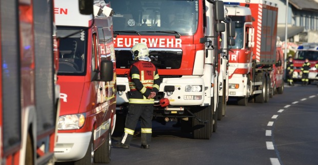 Mehrere Feuerwehrautos und Einsatzkräfte, Themenbild Grossbrand Graz am Grillweg nahe Kärnterstraße im Bezirk Wetzelsdorf