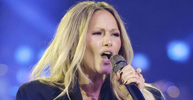 Helene Fischer singt auf der Bühne und zeigt emotionale Mimik – Sängerin setzt auf Natürlichkeit statt Botox und Filler