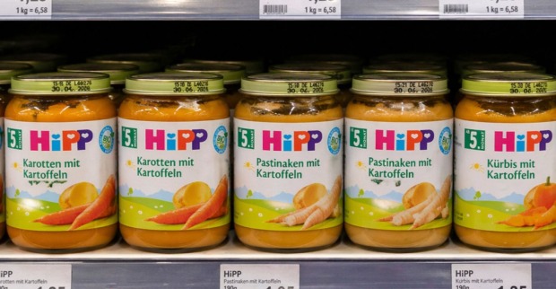 HiPP-Babynahrungsgläser im Regal, darunter „Karotten mit Kartoffeln“ – im Zusammenhang mit Erpressung und Rattengift-Funden.