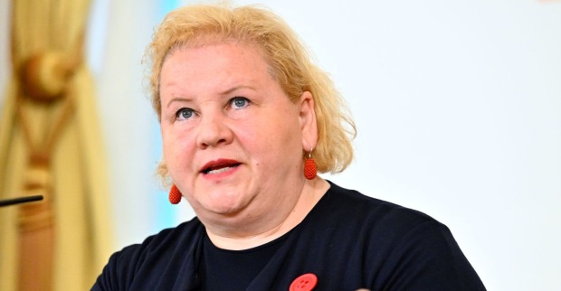 Gesundheitsministerin Korinna Schumann spricht bei einem Pressetermin und warnt im Zusammenhang mit dem HiPP-Rückruf vor Risiken durch manipulierte Babynahrung.