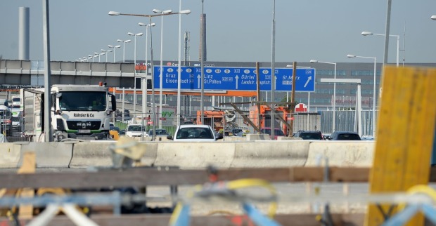 Bauarbeiten auf der A23 beim Knoten Prater mit Fahrzeugen, Baustellenabsperrungen und Verkehrsschildern Richtung Graz und St. Marx