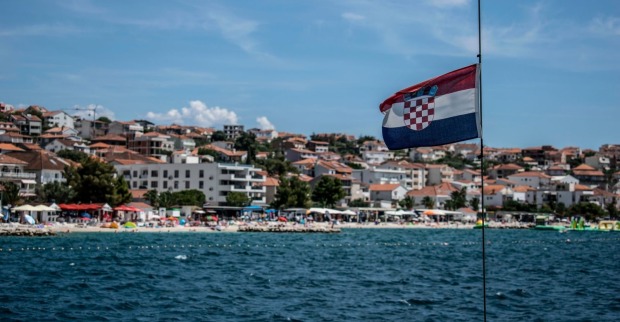 Blick auf einen Strand in Kroatien mit Ferienhäusern und Hotels