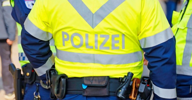 Ein Polizist trägt eine gelbe Warnweste