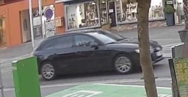 Dunkler Audi nach Schüssen in Leibnitz am Hauptplatz von Überwachungskamera erfasst