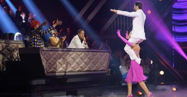 Tanzpaar bei „Let’s Dance“ 2026 performt spektakuläre Hebefigur vor der Jury im Studio/ Trotz Ausfall der neuen Folge am Karfreitag zeigt RTL ein Special mit den besten Tänzen der Show