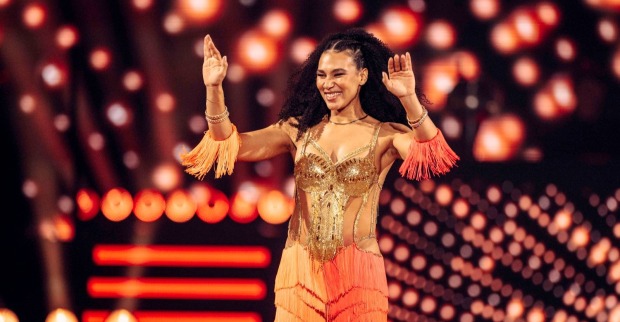 Marie Mouroum bei „Let’s Dance“ auf der Bühne in goldenem Tanzoutfit – die Stuntfrau ist jetzt Mutter geworden