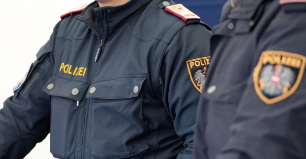 Polizisten im Einsatz in Linz nach tödlichem Angriff mit Schere und Spritze