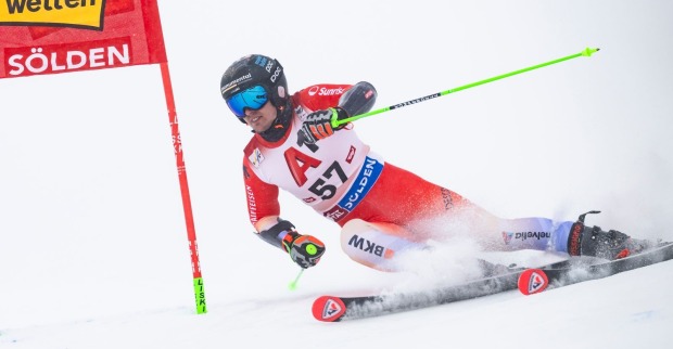 Mann fährt einen Slalom auf Skiern