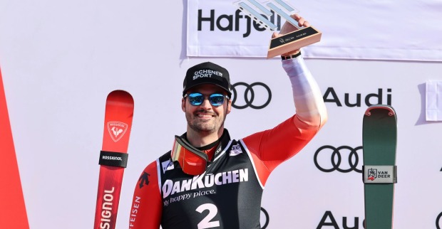 Loic Meillard auf dem Siegerpodest von Hatfjell