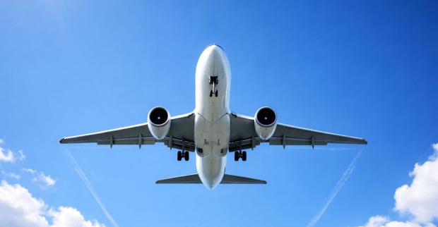 Flugzeug im Landeanflug bei blauem Himmel – Flugausfälle und Verspätungen durch Lufthansa-Streik