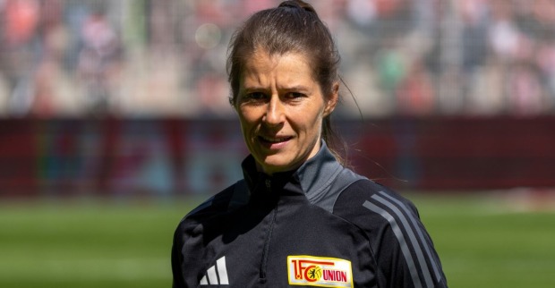 Marie-Louise Eta im Trainingsanzug des 1. FC Union Berlin an der Seitenlinie