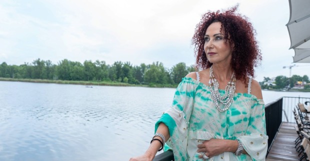 Christina Lugner am Wasser in Wien, blickt in die Ferne, vor ihrer geplanten Geburtstagsfeier im Strandcafé trotz gesundheitlicher Probleme