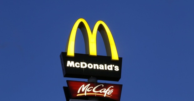 Außenansicht eines McDonalds-Logos, in dem neue Burger verkauft werden