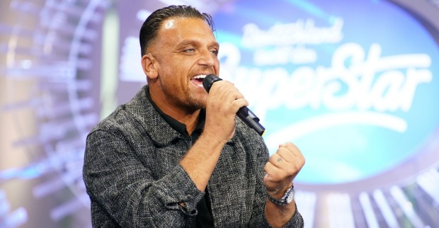 Menowin Fröhlich singt bei DSDS auf der Bühne und verkündet Baby-News mit Freundin Ronja