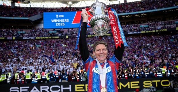 Oliver Glasner mit der FA-Cup-Trophäe im Londoner Wembley-Stadium