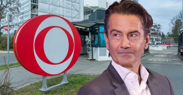 Roland Weißmann steht vor der ORF-Zentrale in Wien, nachdem der ORF nach einer Untersuchung und Compliance-Prüfung seine Kündigung beschlossen hat.