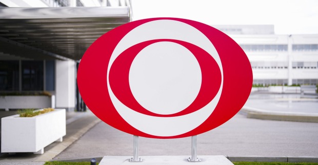 ORF Logo vor Zentrale in Wien zum Thema ORF Gehälter Transparenzbericht und hohe Einkommen im öffentlich-rechtlichen Rundfunk