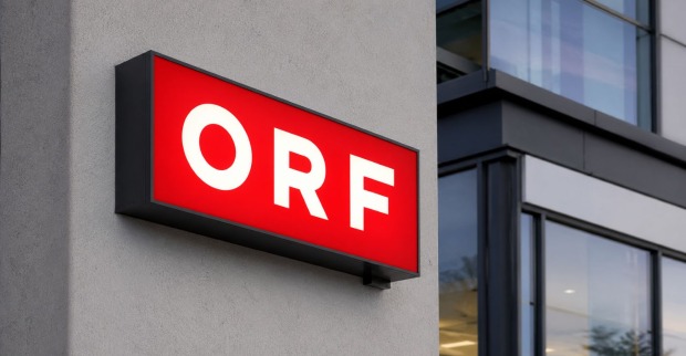 ORF-Logo am Gebäude im Kontext der ORF-Ermittlung gegen Mitarbeiterin und Anwalt