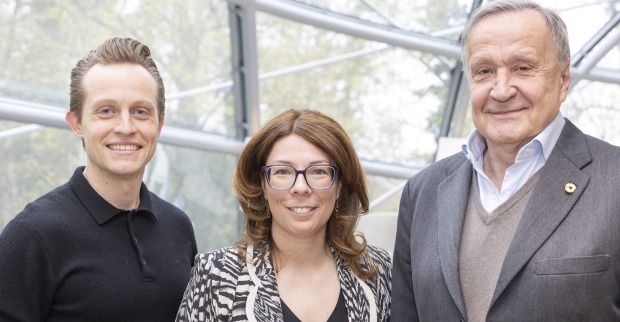 Brenton Ryan (Loge), Hoteldirektorin Samantha Teufel und Nikolaus Bachler, Intendant der Osterfestpiele (v. li.).