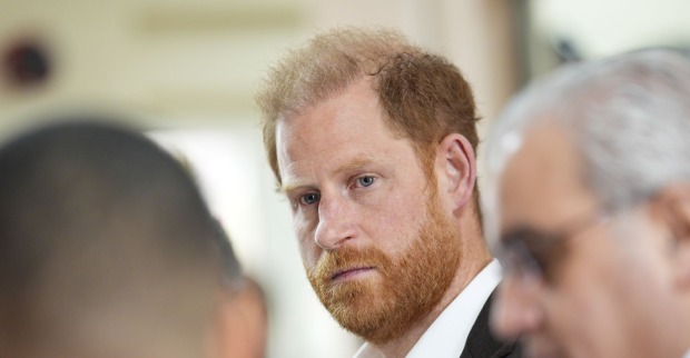 Prinz Harry bei einem öffentlichen Auftritt, ernst blickend