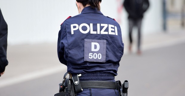 Eine Polizistin von hinten.