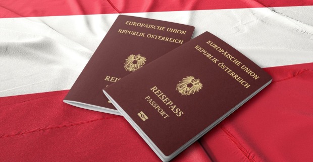 Zwei österreichische Reisepässe liegen auf einer rot-weiß-roten Flagge und symbolisieren die geplante Digitalisierung von Ausweisen durch die EUDI-Wallet.