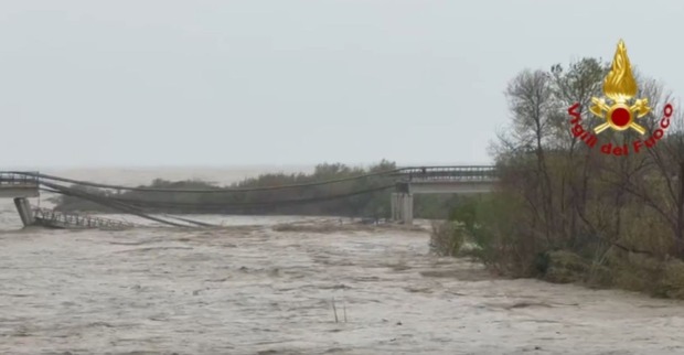 Reisewarnung Italien: Eingestürzte Brücke über den Fluss Trigno in Italien nach Überschwemmungen durch Sturmtief Erminio mit starkem Hochwasser und zerstörter Fahrbahn
