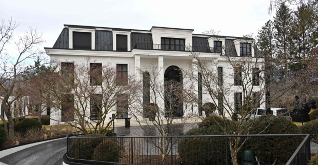 Die luxuriöse Villa von Rene Benko in Igls bei Innsbruck aus der Luftaufnahme