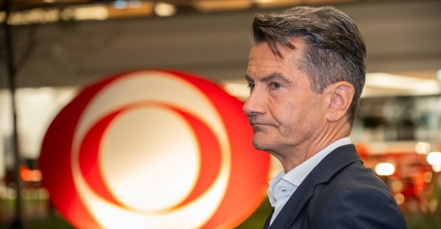 Roland Weißmann vor ORF-Logo im Hintergrund während laufender Affäre