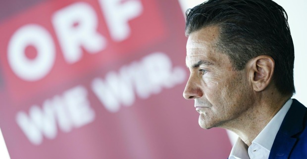 Roland Weißmann blickt vor dem ORF-Logo ernst zur Seite, nachdem der Sender ihn trotz Entlastung durch die Untersuchung gekündigt hat.
