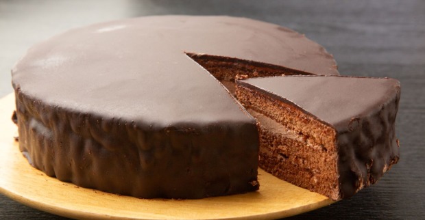 Angeschnittene Sachertorte auf einem Tablett