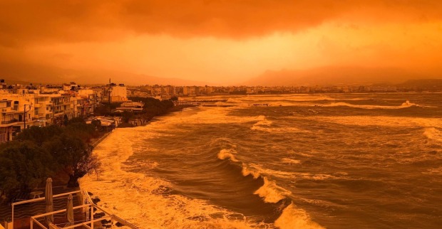 Saharastaub über Kreta färbt Himmel orange, starke Wellen an Küste, schlechte Sicht durch Feinstaubbelastung im Mittelmeerraum.