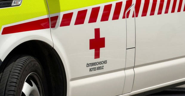 Außenansicht eines Rettungswagens des österreichischen Roten Kreuzes, die in Salzburg-Itzling bei einem Unfalleinsatz tätig sind