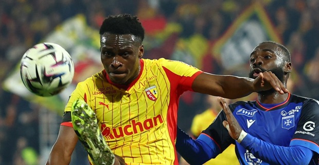 Samson Baidoo im Zweikampf während eines Spiels für RC Lens