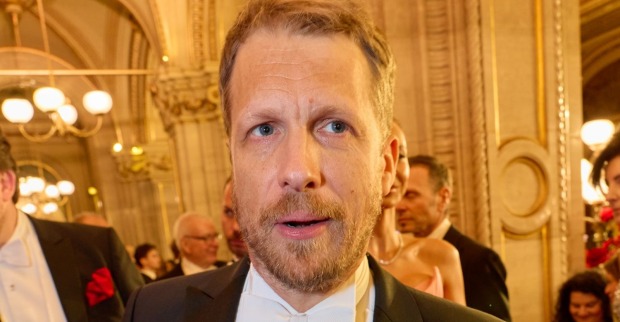 Oliver Pocher in elegant Abendgarderobe bei einer Veranstaltung in einem festlich beleuchteten Saal/ Ex-Frau Sandy Meyer-Wölden ist getrennt