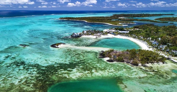 Luftaufnahme der Küste beim Shangri-La Le Touessrok auf Mauritius mit Lagune, Sandstrand und tropischer Vegetation