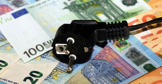Stromstecker liegt auf Euro-Banknoten und symbolisiert steigende Energiekosten und Stromrechnung in Österreich