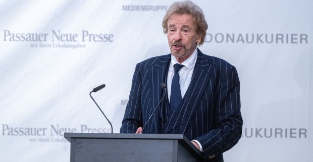 Thomas Gottschalk spricht an einem Rednerpult bei einer Veranstaltung nach seiner Krebsdiagnose